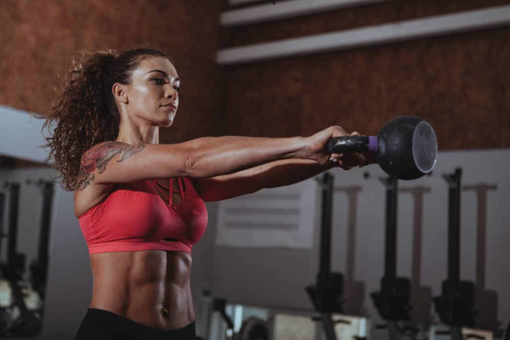 Woman lifting kettlebell 585415